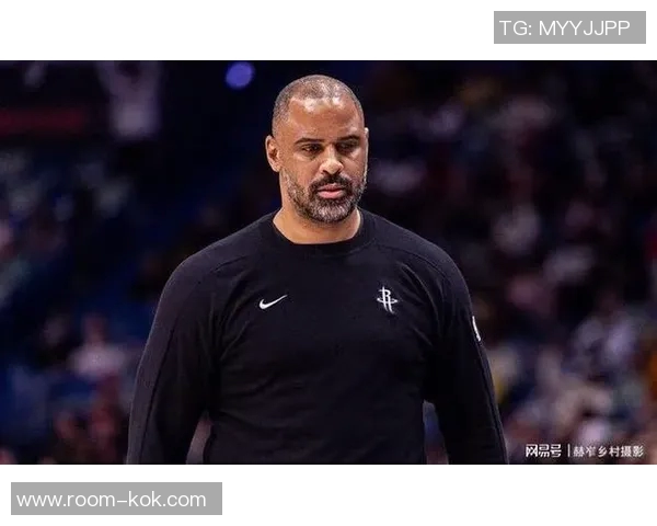 张佳玮分析乌度卡战术风格进攻防守兼备展现球队韧性与实力 张佳玮分析乌度卡战术风格进攻防守兼备展现球队韧性与实力