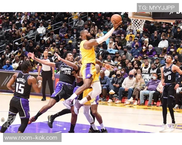 爱德华兹第三节火力全开9中7狂砍21分三节合计31分5篮板表现惊艳